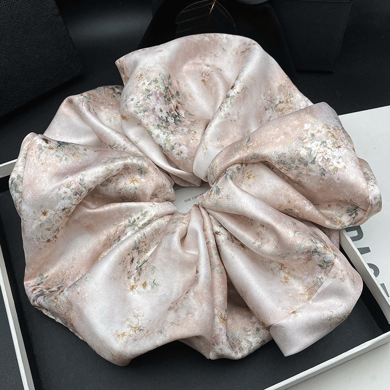 Coffee Tea Or Me - Oversized and oversized satin floral large